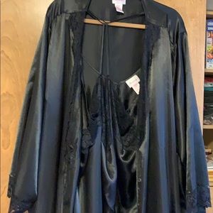 Woman’s size nightgown set !!